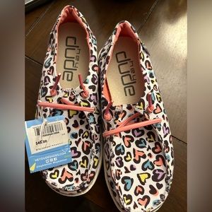NEW Youth Hey Dude Wendy Shoe Size 1 White w/ Colorful Hearts, White Leopard
